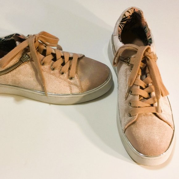 GUESS NEW WITH TAGS PLATFORM RUNNER - Picture 1 of 4